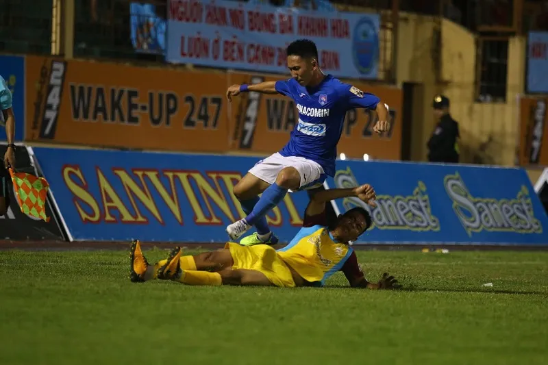 Khánh Hòa bỏ lỡ chiến thắng khi chơi hơn người trước Than Quảng Ninh ảnh 1