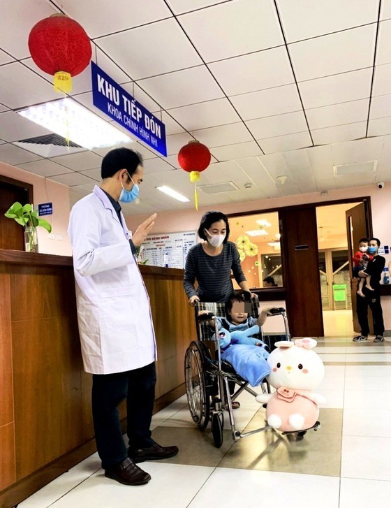 Toddler falling from apartment building discharged from hospital ảnh 2 Toddler falling from apartment building discharged from hospital ảnh 2