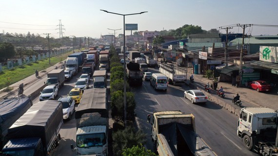 Auxiliary constructions, railroads to relieve traffic jams on highway ảnh 1 Auxiliary constructions, railroads to relieve traffic jams on highway ảnh 1