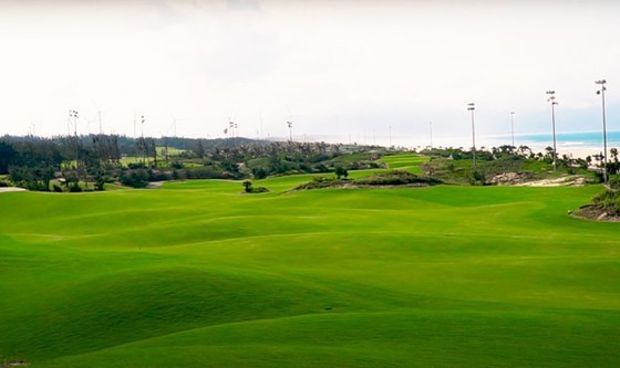 Local officials suspended for golfing during Covid-19 restrictions in Binh Dinh ảnh 1