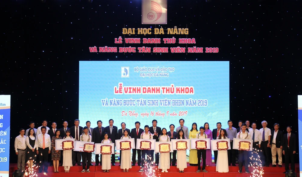 10 thủ khoa của Đại học Đà Nẵng và các trường thành viên được vinh danh