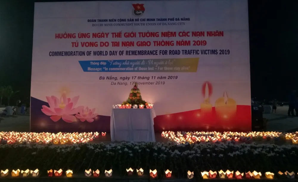 Đà Nẵng: 1.000 hoa đăng tưởng niệm nạn nhân tử vong TNGT ảnh 7 Đà Nẵng: 1.000 hoa đăng tưởng niệm nạn nhân tử vong TNGT ảnh 7