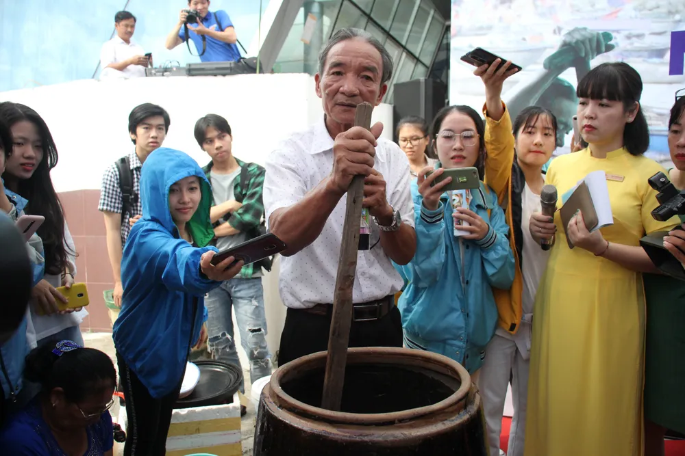 Sinh viên Đà Nẵng giao lưu với nghệ nhân làng nước Mắm Nam Ô ảnh 4