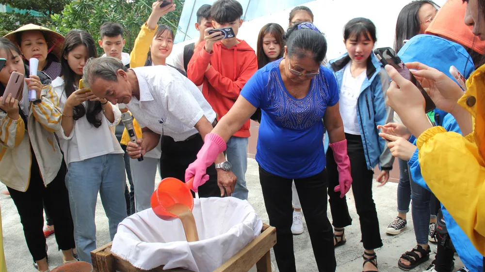 Sinh viên Đà Nẵng giao lưu với nghệ nhân làng nước Mắm Nam Ô ảnh 5
