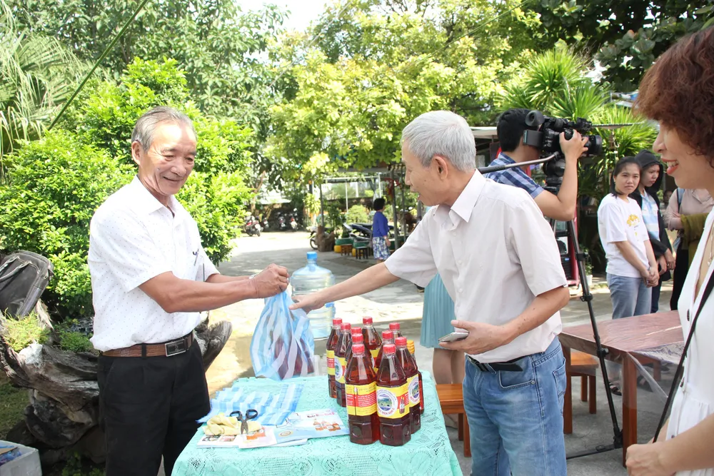 Sinh viên Đà Nẵng giao lưu với nghệ nhân làng nước Mắm Nam Ô ảnh 8