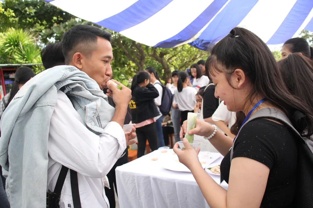 Sinh viên Đà Nẵng giao lưu với nghệ nhân làng nước Mắm Nam Ô ảnh 11