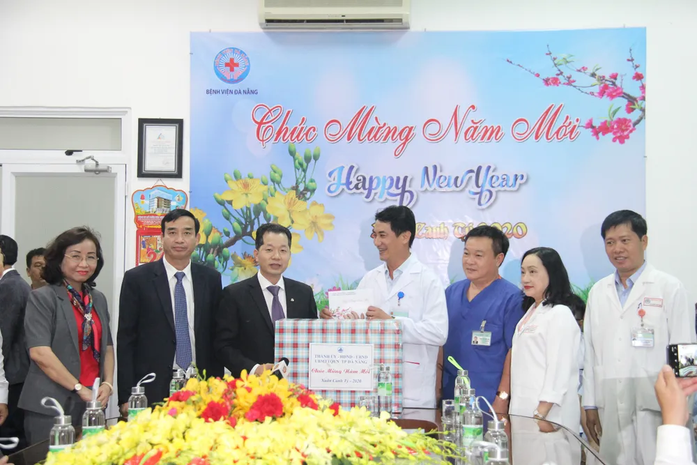 Lãnh đạo TP Đà Nẵng thăm và chúc tết các đơn vị trong đêm giao thừa ảnh 8