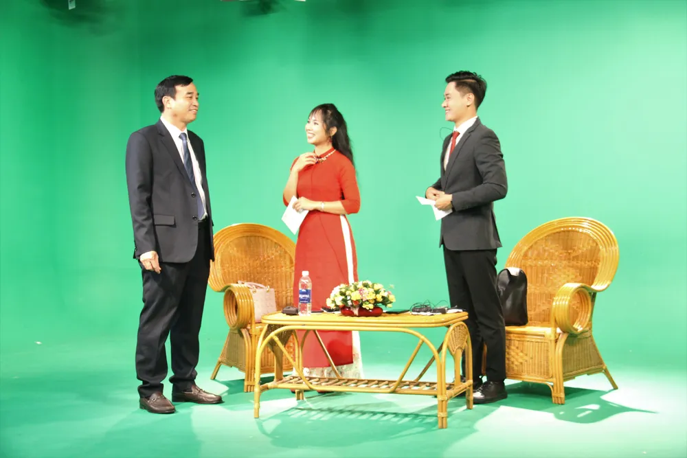 Lãnh đạo TP Đà Nẵng thăm và chúc tết các đơn vị trong đêm giao thừa ảnh 10