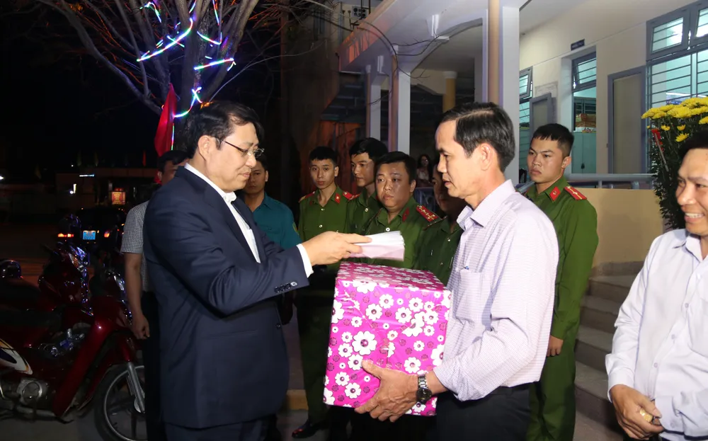 Lãnh đạo TP Đà Nẵng thăm và chúc tết các đơn vị trong đêm giao thừa ảnh 2