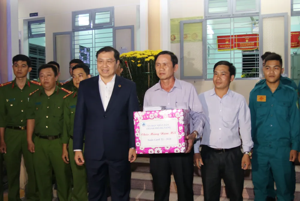 Lãnh đạo TP Đà Nẵng thăm và chúc tết các đơn vị trong đêm giao thừa ảnh 3