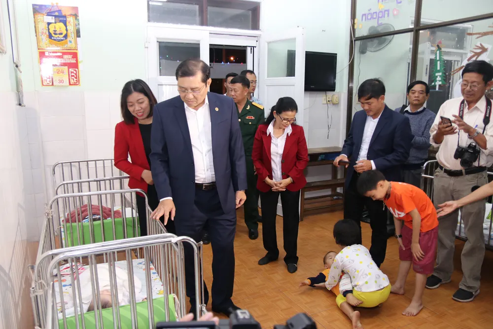 Lãnh đạo TP Đà Nẵng thăm và chúc tết các đơn vị trong đêm giao thừa ảnh 4