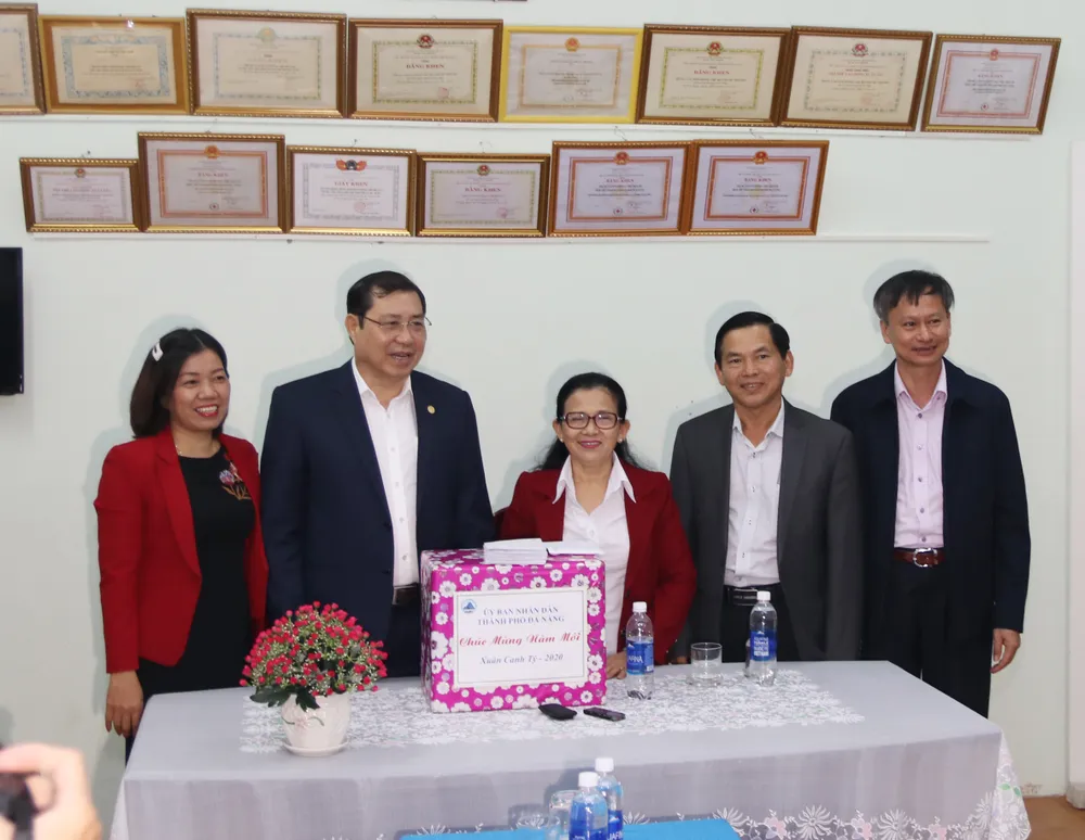 Lãnh đạo TP Đà Nẵng thăm và chúc tết các đơn vị trong đêm giao thừa ảnh 5