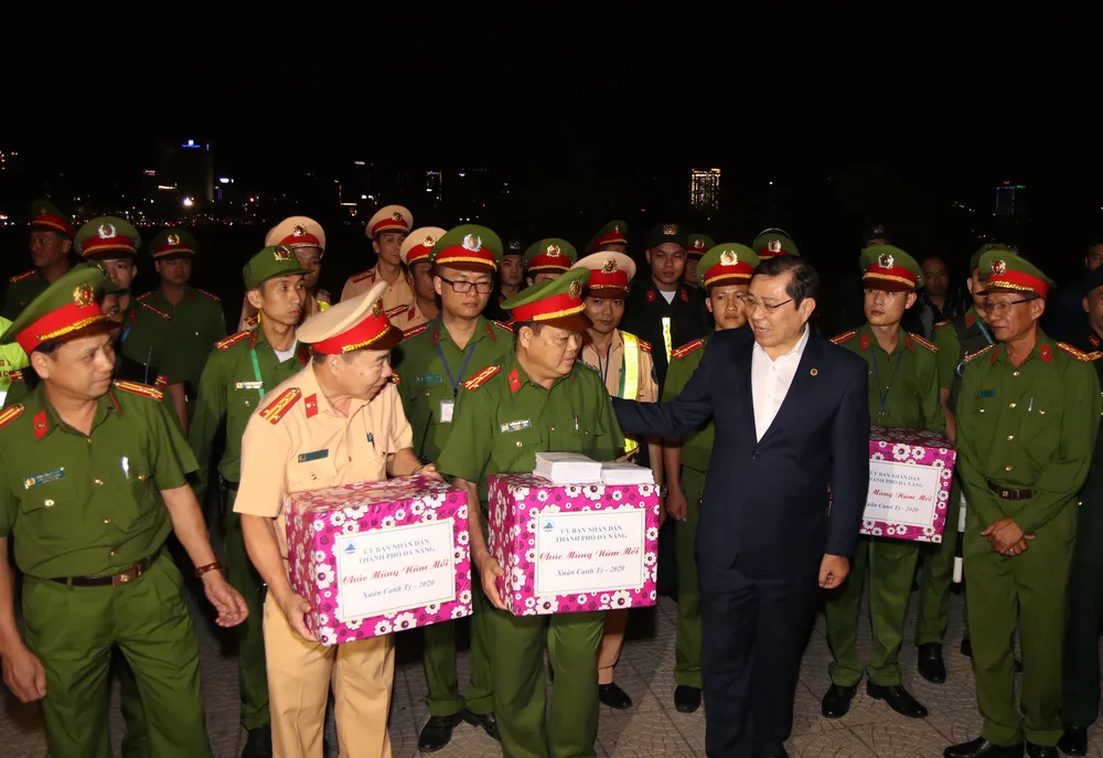 Lãnh đạo TP Đà Nẵng thăm và chúc tết các đơn vị trong đêm giao thừa ảnh 6