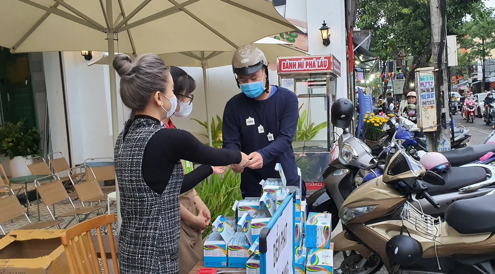 "Khẩu trang không bán, vui lòng lấy một cái nếu cần"