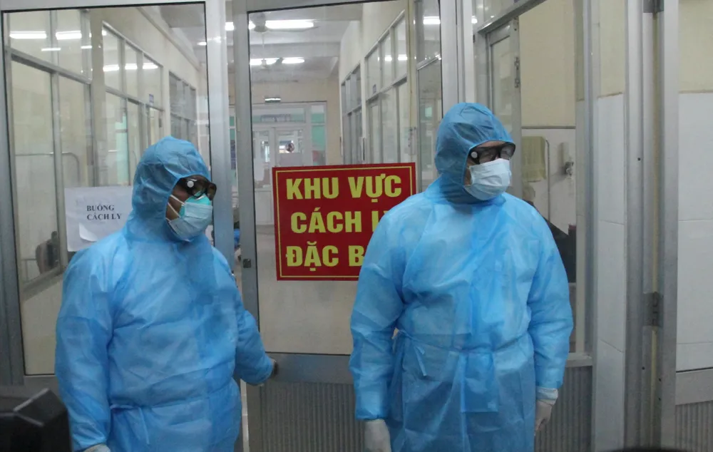 Người dân Đà Nẵng xếp hàng trật tự chờ mua khẩu trang phòng dịch ảnh 4 Người dân Đà Nẵng xếp hàng trật tự chờ mua khẩu trang phòng dịch ảnh 4