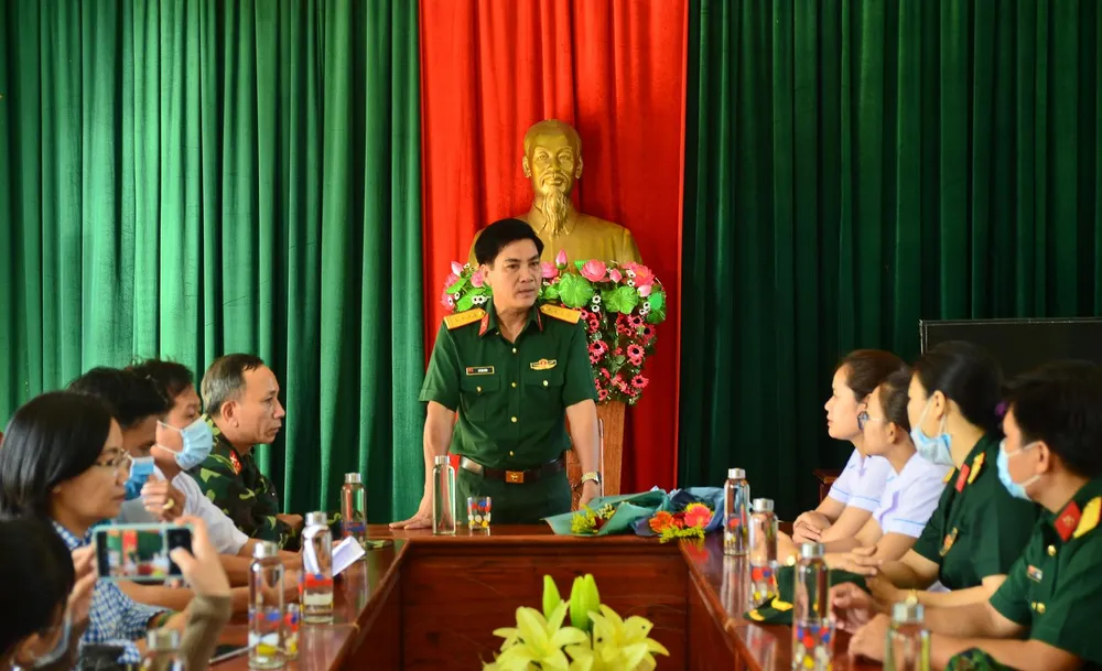 Đà Nẵng: Thăm, tặng quà đội ngũ y, bác sĩ, nữ công dân tại khu cách ly nhân ngày 8-3 ảnh 1