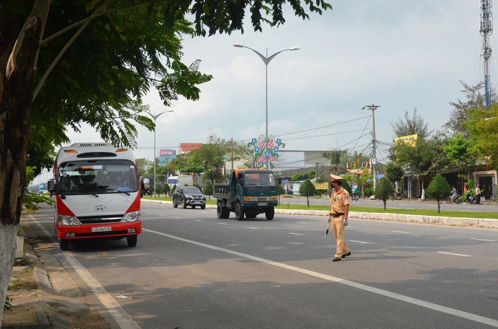 Tại chốt chặn cuối đường Trần Đại Nghĩa (quận Ngũ Hành Sơn), lực lượng công an phối hợp ngành y tế yêu cầu dừng xe, kiểm tra nhanh thân nhiệt, nắm thông tin hành khách hoặc ghi tờ khai y tế