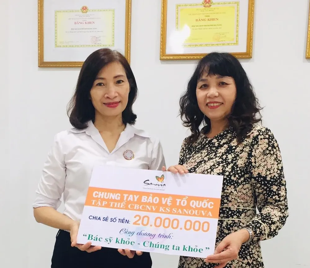 Trao 115 triệu đồng cho các trung tâm y tế và chốt kiểm dịch Covid-19 ảnh 3