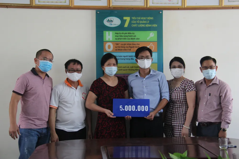 Trao 115 triệu đồng cho các trung tâm y tế và chốt kiểm dịch Covid-19 ảnh 6