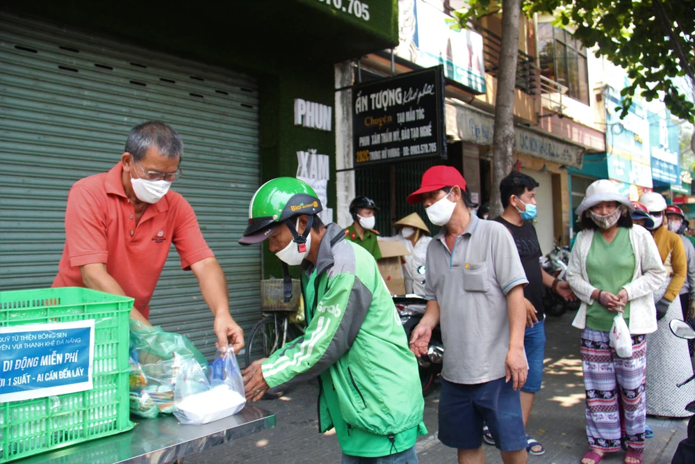 Những suất cơm miễn phí mỗi ngày phần nào giúp người lao động nghèo vơi bớt khó khăn trong những ngày giãn cách xã hội