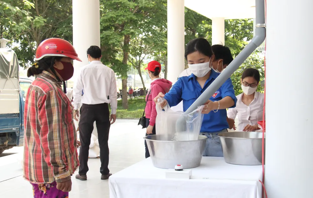 Nhiều trạm ATM gạo phục vụ miễn phí cho người dân khó khăn tại Đà Nẵng ảnh 6