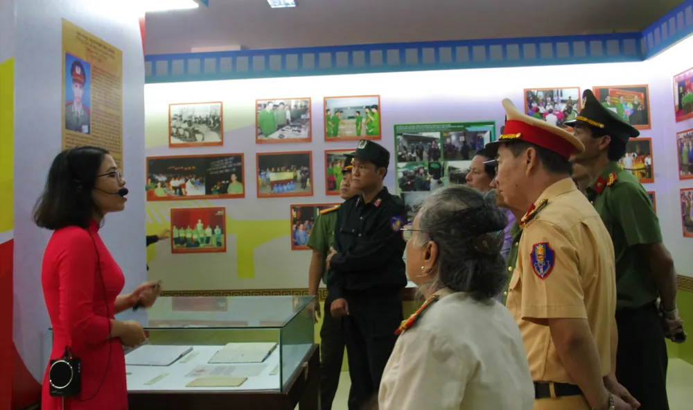 Trưng bày hơn 500 ảnh tư liệu, hiện vật tại triển lãm “75 năm Công an nhân dân”  ảnh 3