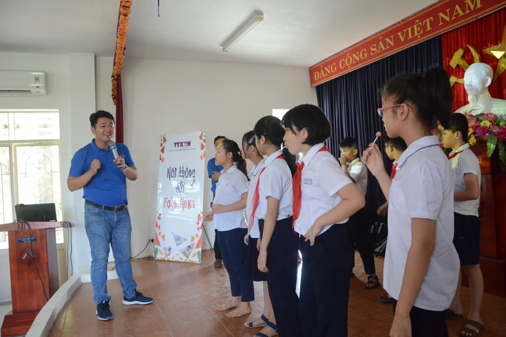 Các em học sinh trường Tiểu học Phù Đổng đang chơi trò chơi Truyền tin