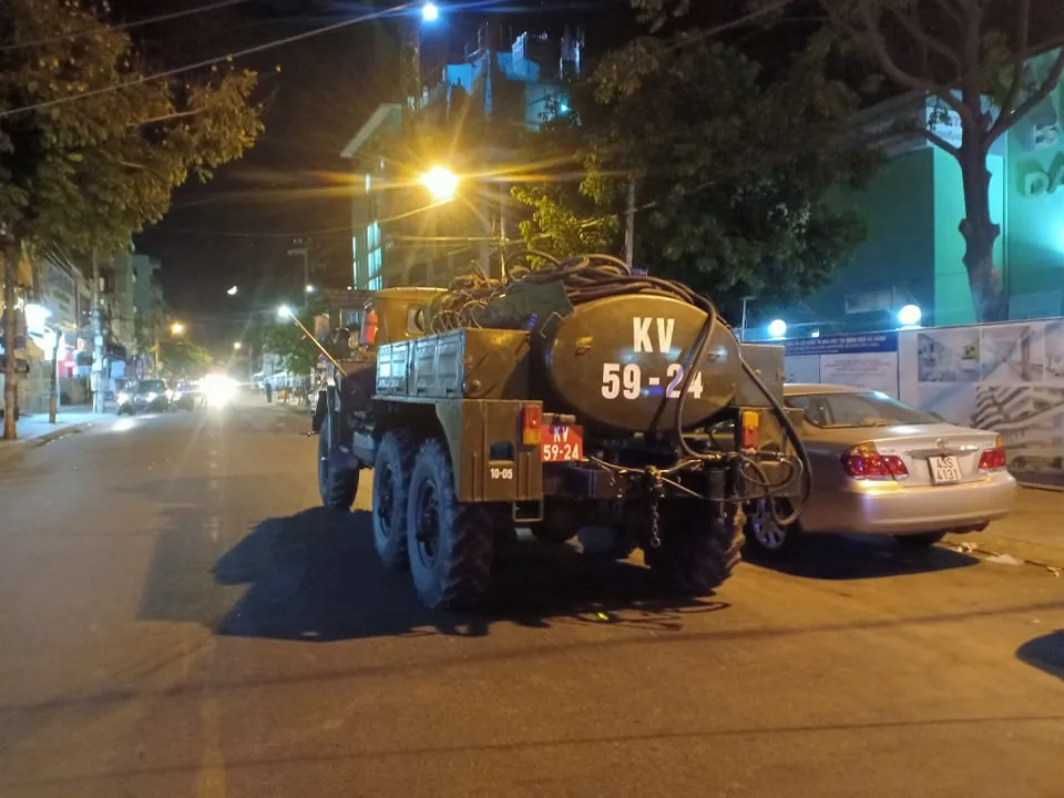 Phun hóa chất tại Bệnh viện C và Bệnh viện Đà Nẵng phòng chống Covid-19 ảnh 3