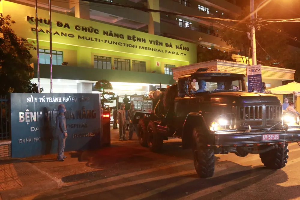 Phun hóa chất tại Bệnh viện C và Bệnh viện Đà Nẵng phòng chống Covid-19 ảnh 8