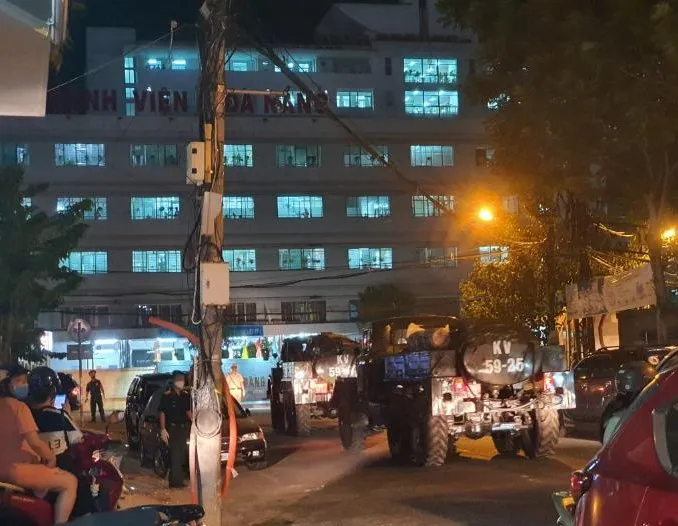 Phun hóa chất tại Bệnh viện C và Bệnh viện Đà Nẵng phòng chống Covid-19 ảnh 2