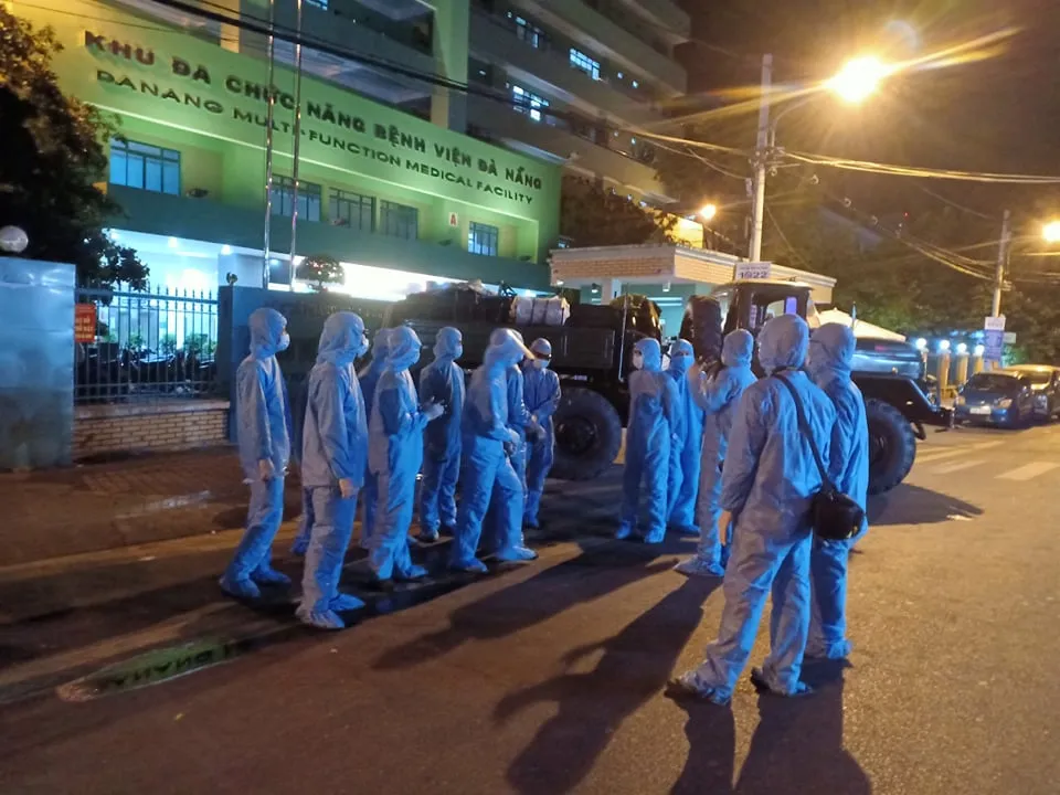 Phun hóa chất tại Bệnh viện C và Bệnh viện Đà Nẵng phòng chống Covid-19 ảnh 5