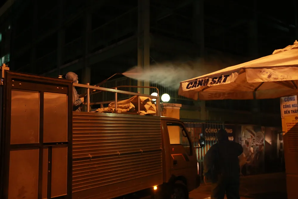 Phun hóa chất tại Bệnh viện C và Bệnh viện Đà Nẵng phòng chống Covid-19 ảnh 7