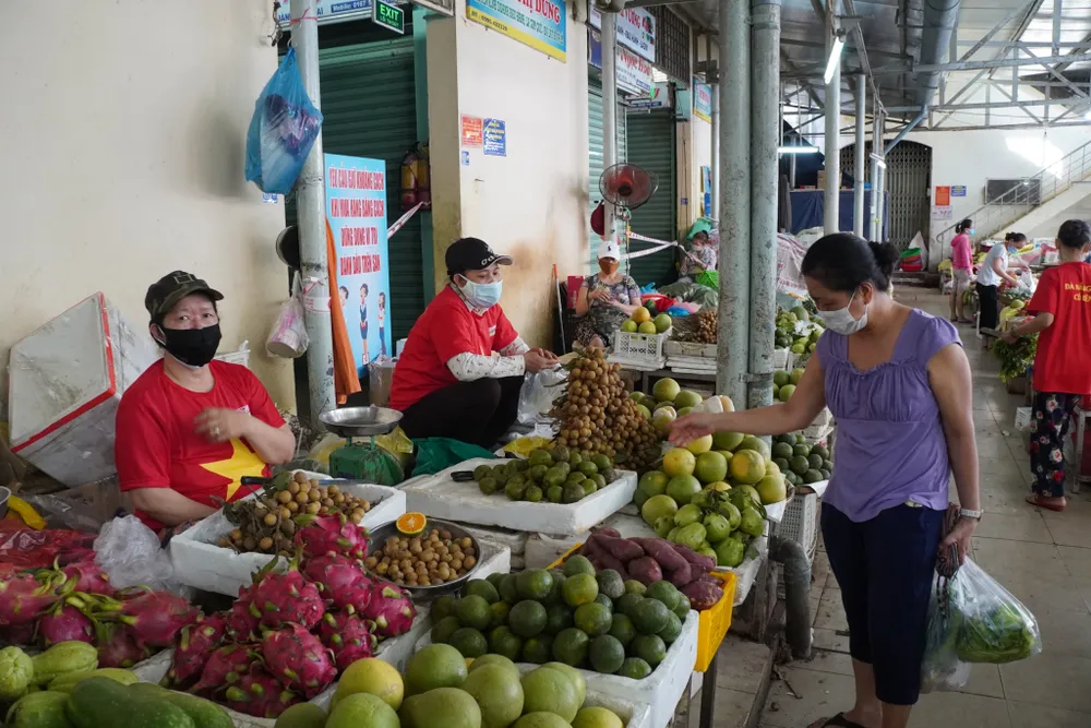 1.500 tiểu thương đồng loạt mặc áo “Đà Nẵng ơi cố lên“ ảnh 3 1.500 tiểu thương đồng loạt mặc áo “Đà Nẵng ơi cố lên“ ảnh 3