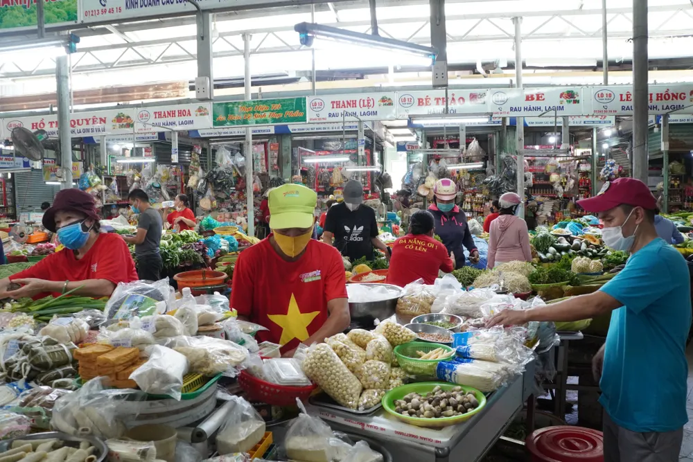 1.500 tiểu thương đồng loạt mặc áo “Đà Nẵng ơi cố lên“ ảnh 4 1.500 tiểu thương đồng loạt mặc áo “Đà Nẵng ơi cố lên“ ảnh 4