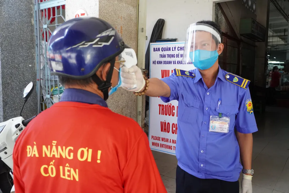 1.500 tiểu thương đồng loạt mặc áo “Đà Nẵng ơi cố lên“ ảnh 1 1.500 tiểu thương đồng loạt mặc áo “Đà Nẵng ơi cố lên“ ảnh 1