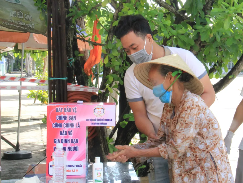 Quầy thực phẩm 0 đồng giúp đỡ người khó khăn trong dịch Covid-19 ảnh 6