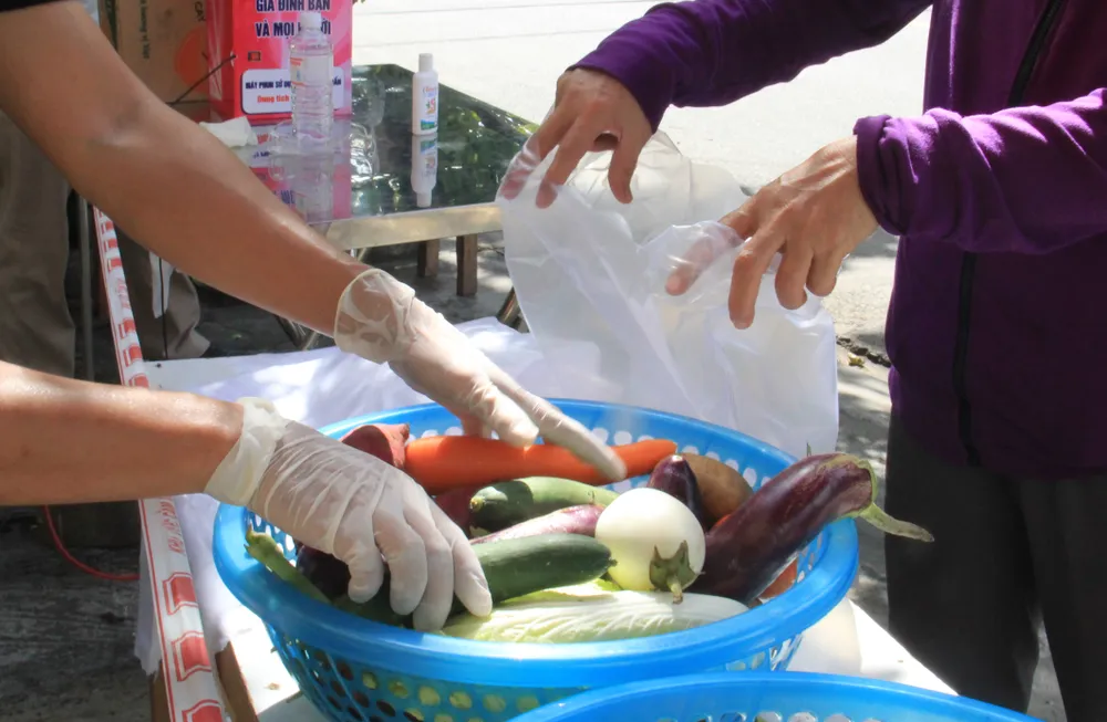 Quầy thực phẩm 0 đồng giúp đỡ người khó khăn trong dịch Covid-19 ảnh 16