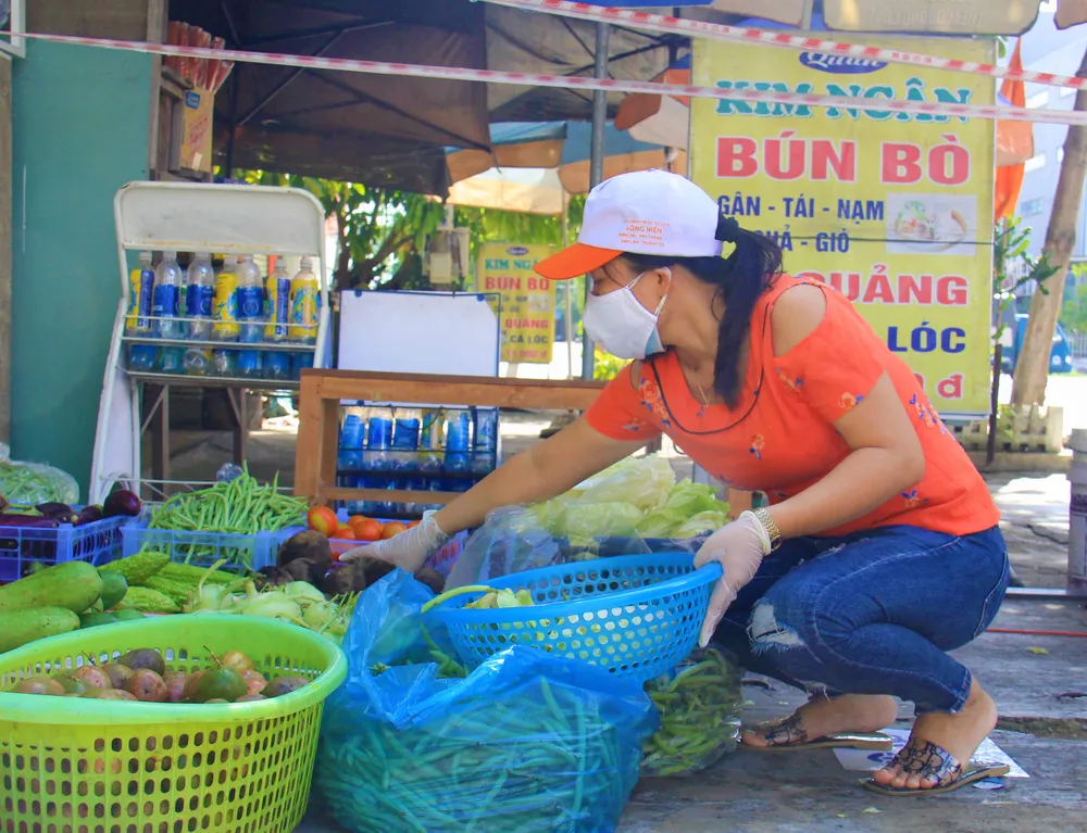 Quầy thực phẩm 0 đồng giúp đỡ người khó khăn trong dịch Covid-19 ảnh 9