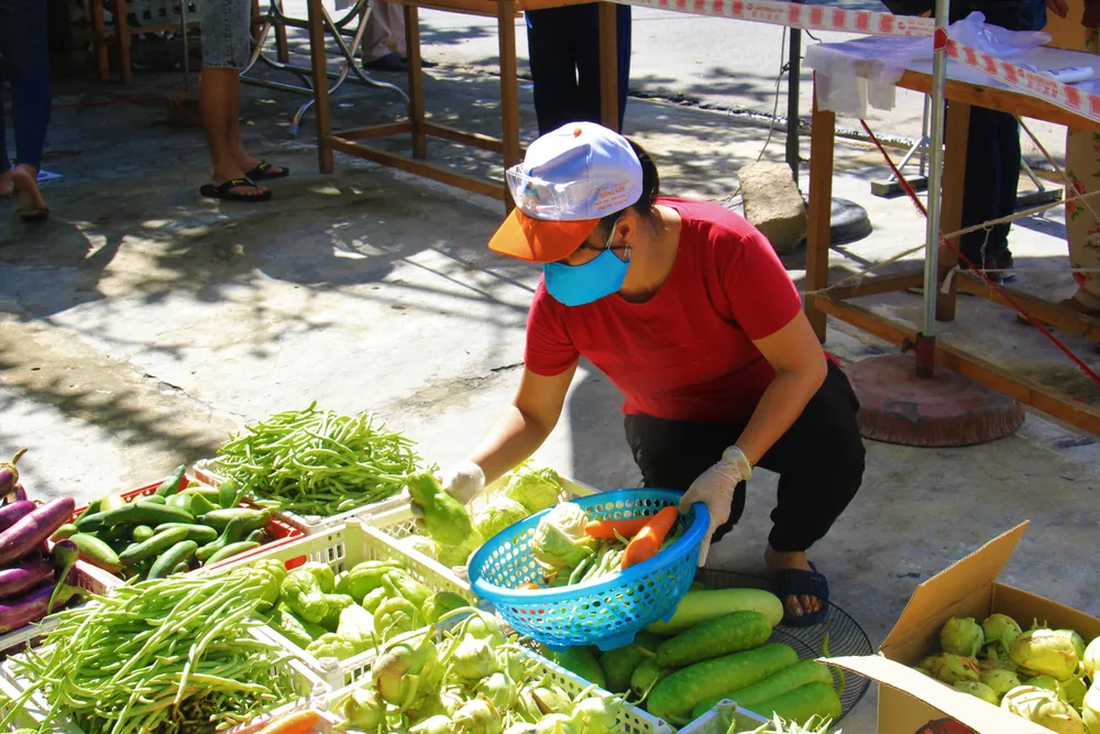 Quầy thực phẩm 0 đồng giúp đỡ người khó khăn trong dịch Covid-19 ảnh 13