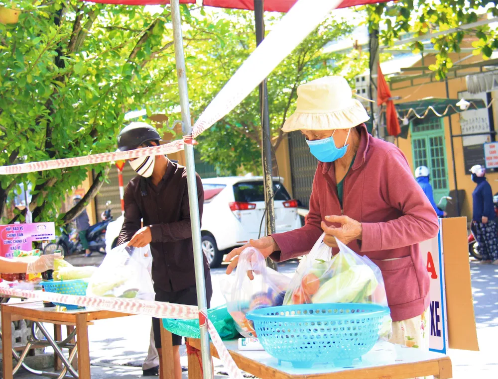 Quầy thực phẩm 0 đồng giúp đỡ người khó khăn trong dịch Covid-19 ảnh 17