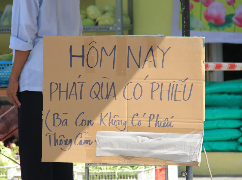 Quầy thực phẩm 0 đồng giúp đỡ người khó khăn trong dịch Covid-19 ảnh 5