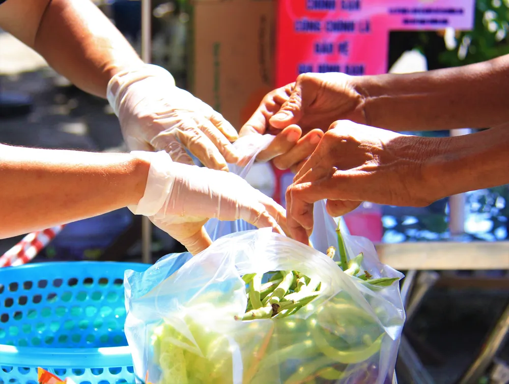 Quầy thực phẩm 0 đồng giúp đỡ người khó khăn trong dịch Covid-19 ảnh 14