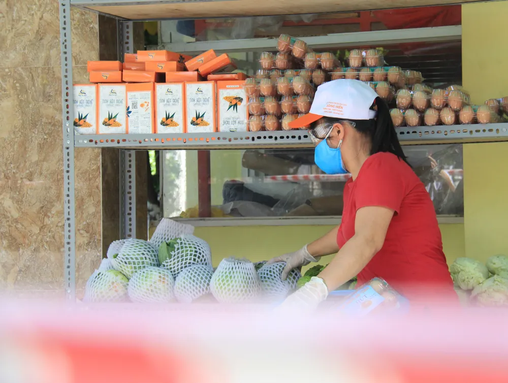 Quầy thực phẩm 0 đồng giúp đỡ người khó khăn trong dịch Covid-19 ảnh 11
