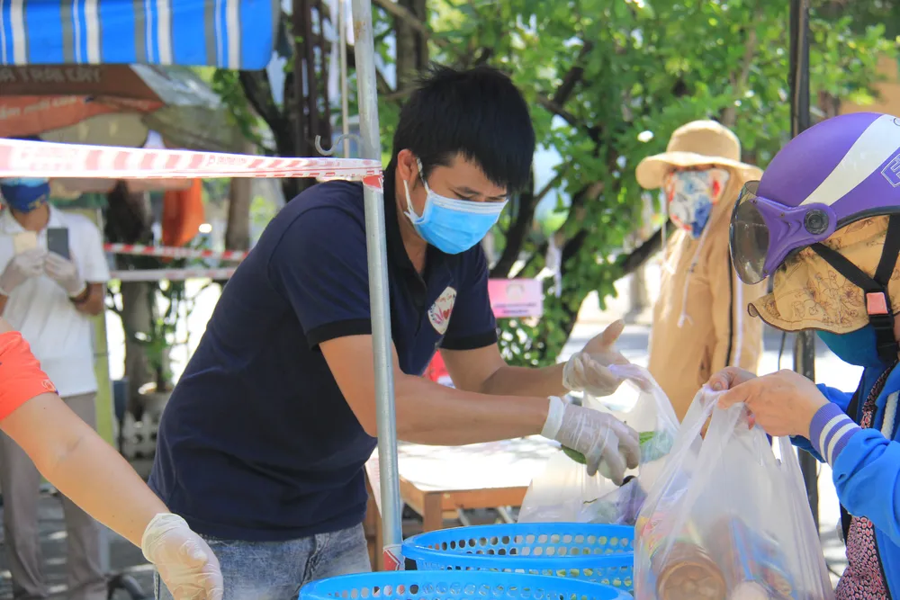 Quầy thực phẩm 0 đồng giúp đỡ người khó khăn trong dịch Covid-19 ảnh 15