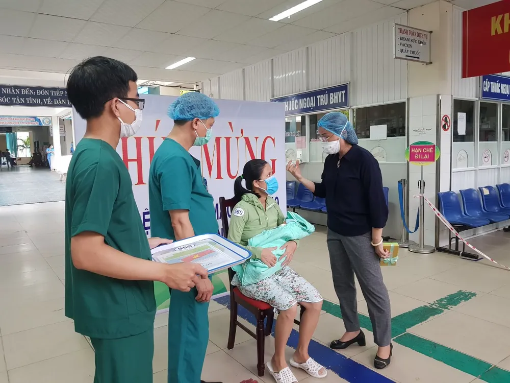 Sản phụ mắc Covid-19 thứ 569 được xuất viện ảnh 2