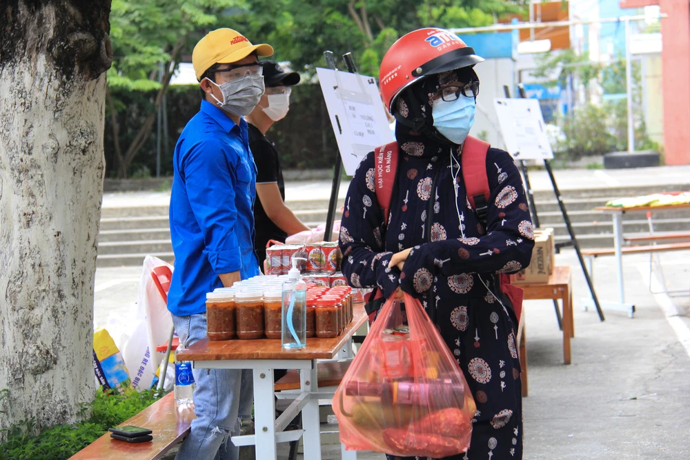“Siêu thị sẻ chia 0 đồng” hỗ trợ sinh viên Đà Nẵng trong mùa Covid-19 ảnh 10 “Siêu thị sẻ chia 0 đồng” hỗ trợ sinh viên Đà Nẵng trong mùa Covid-19 ảnh 10
