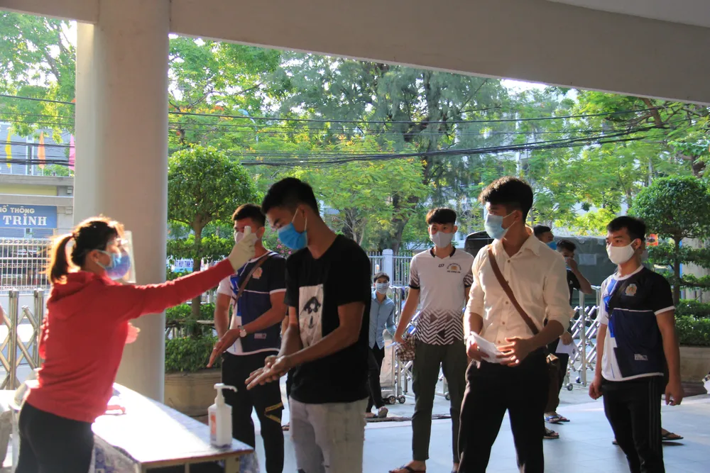Gần 11.000 thí sinh thi tốt nghiệp THPT đợt 2 được lấy mẫu xét nghiệm Covid-19 tại Đà Nẵng ảnh 2