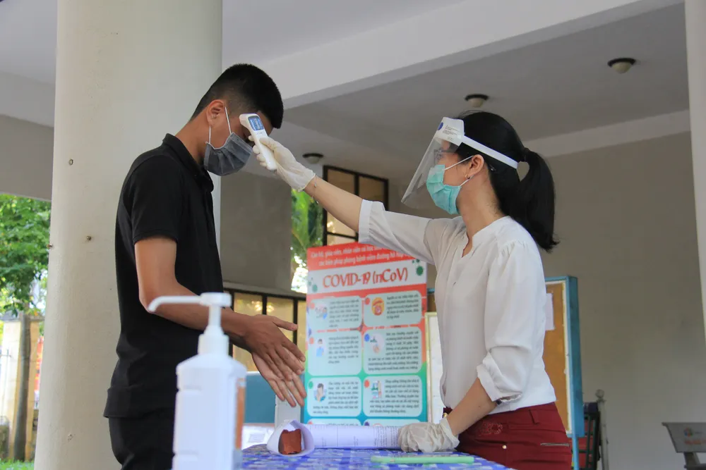 Gần 11.000 thí sinh thi tốt nghiệp THPT đợt 2 được lấy mẫu xét nghiệm Covid-19 tại Đà Nẵng ảnh 3