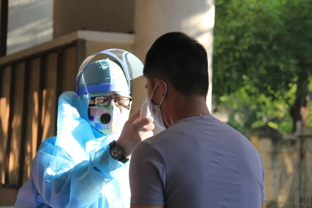 Gần 11.000 thí sinh thi tốt nghiệp THPT đợt 2 được lấy mẫu xét nghiệm Covid-19 tại Đà Nẵng ảnh 4