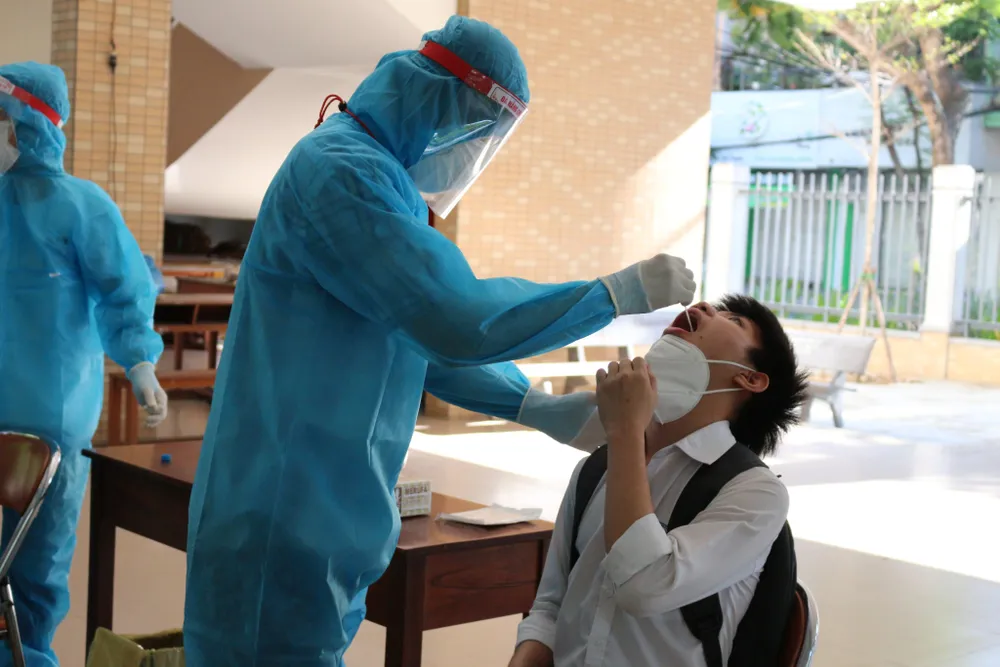 Gần 11.000 thí sinh thi tốt nghiệp THPT đợt 2 được lấy mẫu xét nghiệm Covid-19 tại Đà Nẵng ảnh 21